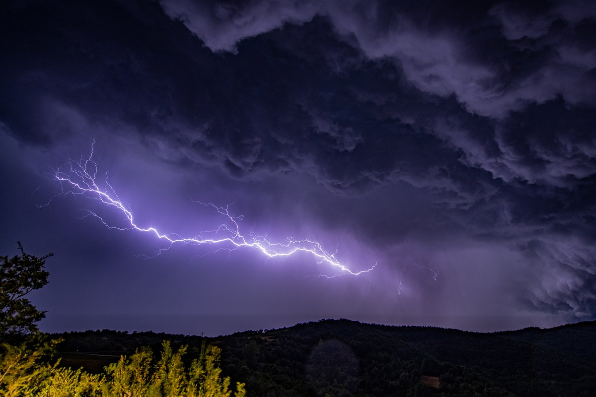 "Ce qu'on appelle nos beaux jours
N'est qu'un éclair brillant dans une nuit d'#orage,
Et rien, excepté nos amours,
N'y mérite un regret du sage.
⚡️🌌⛈️
📖 Lamartine
📷 <a href="/ArneCevennes/">Maltor / Arne ☕</a>
#Cévennes #Oraterra