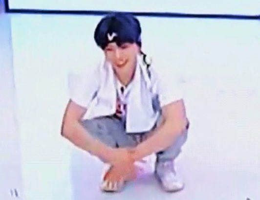 Kihyun being ᵗⁱⁿʸ a thread we all need