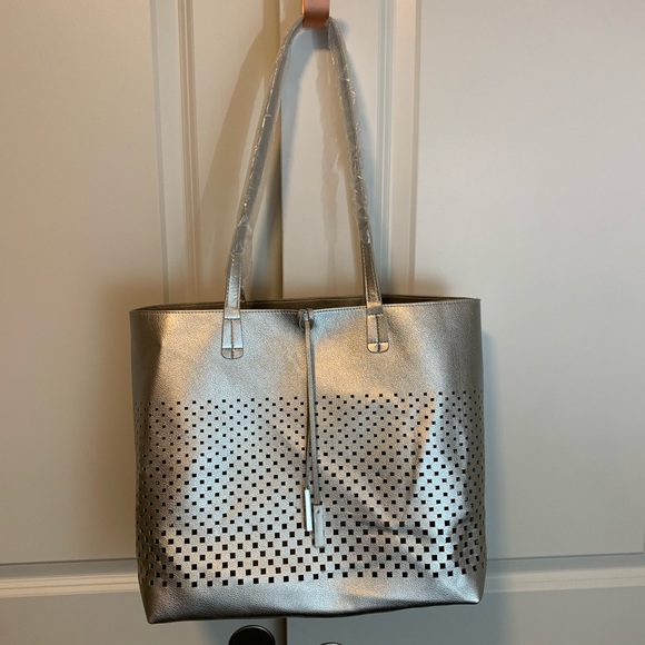 kathifrasier's tweet photo. So good I had to share! Check out all the items I'm loving on @Poshmarkapp #poshmark #fashion #style #shopmycloset #ninewest #juicycouture #rodanfields: https://t.co/vWSJREH6oD https://t.co/FiBuEyISaz