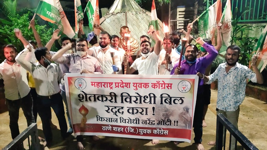 ashishgiriiyc's tweet photo. #केंद्रातील #मोदी_सरकारच्या #विरोधात #हातात #मशाली_घेऊन #ठाणे_युवक_काँग्रेसचे #निदर्शने
#शेतकरी_विरोधी_बिल_रद्द_करण्याची_मागणी
#DigitalThane
#Thane
#Congress
#BJP
@satyajeettambe
@IYCMaha @srinivasiyc @Allavaru @HarpalsinhIyc @pradipsindhav1 https://t.co/c2cQ4szPey