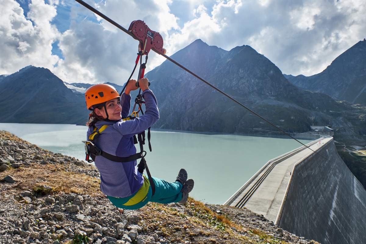 STMediaCH's tweet photo. Nervenkitzel! Die längste #Seilrutsche der Westschweiz!
Die 700 Meter lange Zipline gleitet direkt neben der berühmten #GrandeDixence-Staumauer vorbei!  
@valaiswallis @valdherens 
https://t.co/R9LViAhzz2 https://t.co/2iimXRcbPj