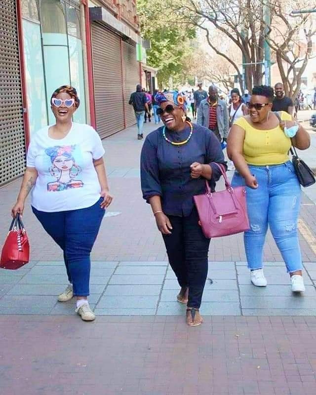 Theflyawayz's tweet photo. About 24/09/2020
Street of Pretoria
#churchstreet
💃💃💃💃💃💃💃💃💃👯♀️👯♀️👯♀️👯♀️👯♀️👯♀️
#faceoflachocolata #fattiesnmonies
#heritageday2020 #allbodytypematters #allbodytypesarebeautiful #keepingupwiththeglittering #keepglittering #laughter https://t.co/Awiz75I70S