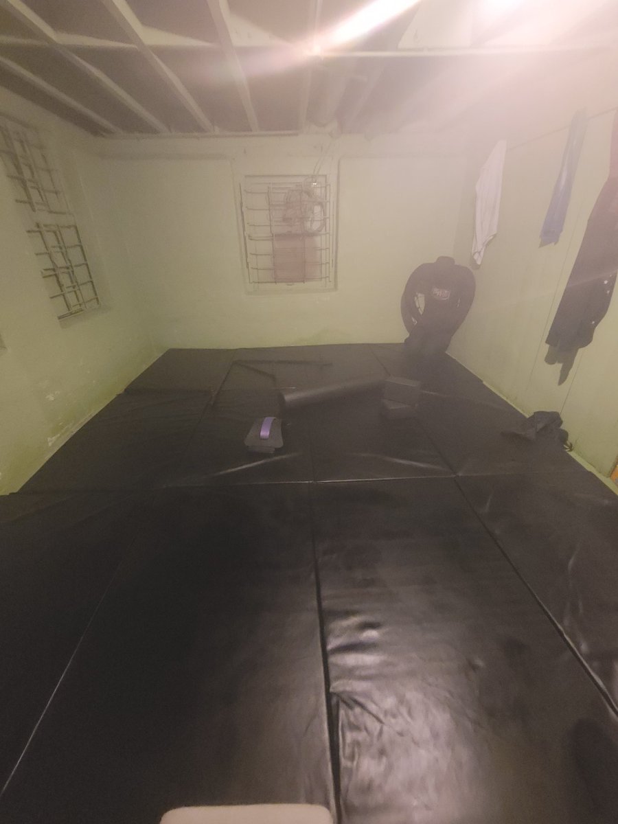 Blackout9993's tweet photo. Got all my mats set up in the basement. Time to train. #jutsu #ninjutsu #taijutsu #bujinkan #jujutsu #brazilianjiujitsu #roll #ukemi #yoga #splits #submissionmaster #yogablocks #foamroller https://t.co/44EGKgaJ2G