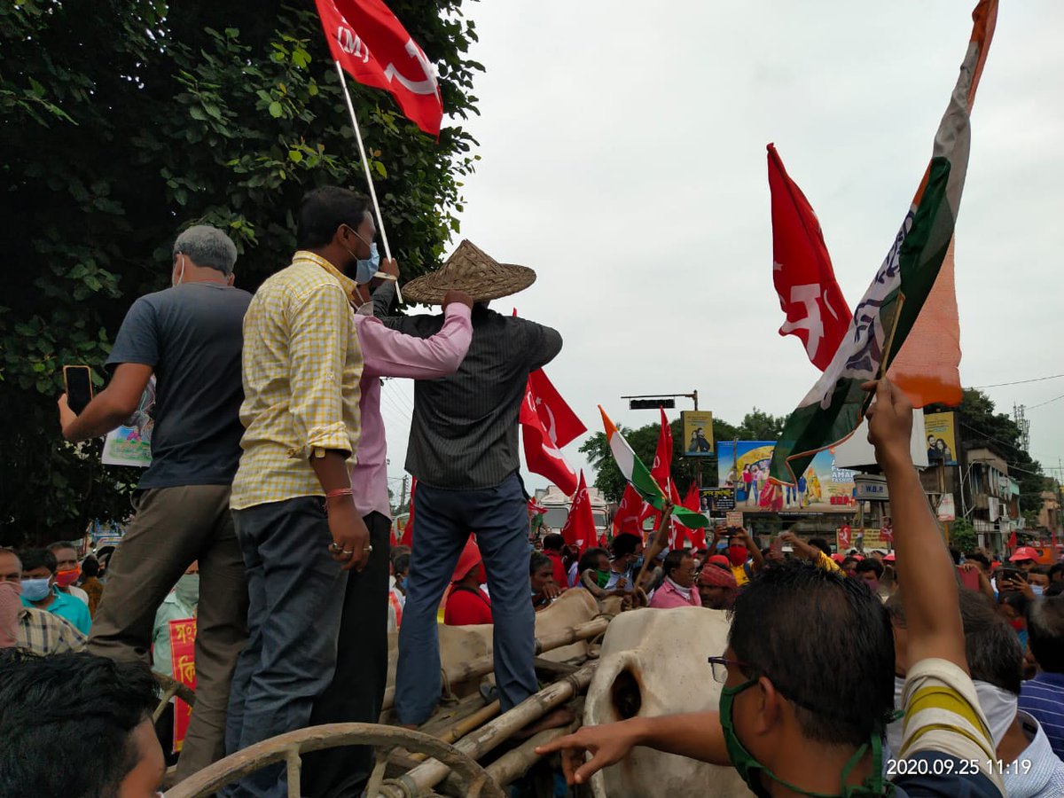 mishra_surjya's tweet photo. National Highway blocked at Ranaghat, Nadia at the call of AIKSCC. The Political Parties including the 16 Left Parties with their allies and INC also participated  supporting the call.
#NoToFarmBills https://t.co/k8NalvFcTg