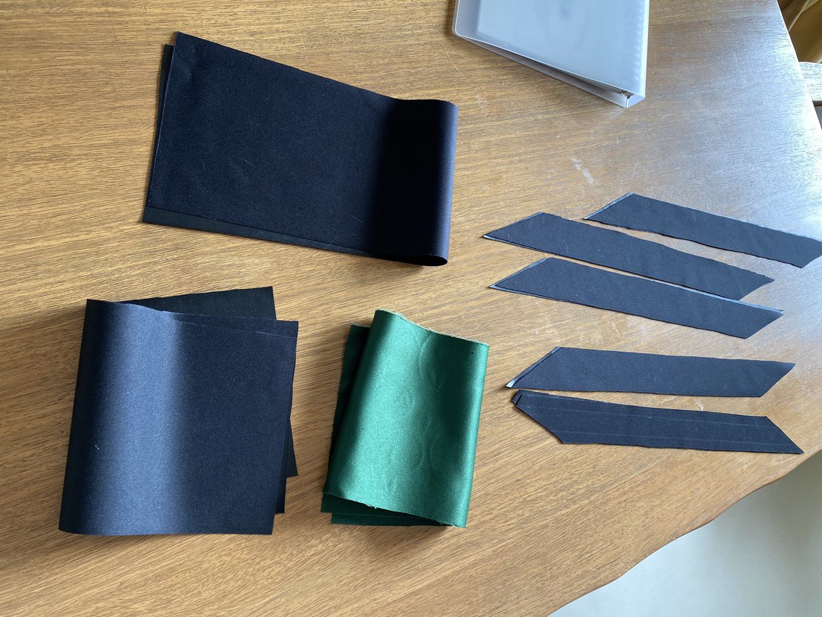 volde1231's tweet image. #たくさん作る撮影がしたい
#fairytaleCollection

制作過程
①製図
②型紙に沿ってパーツを切る

2枚目: 表布&amp;amp;裏地
3枚目: 脇
4枚目: 飾り