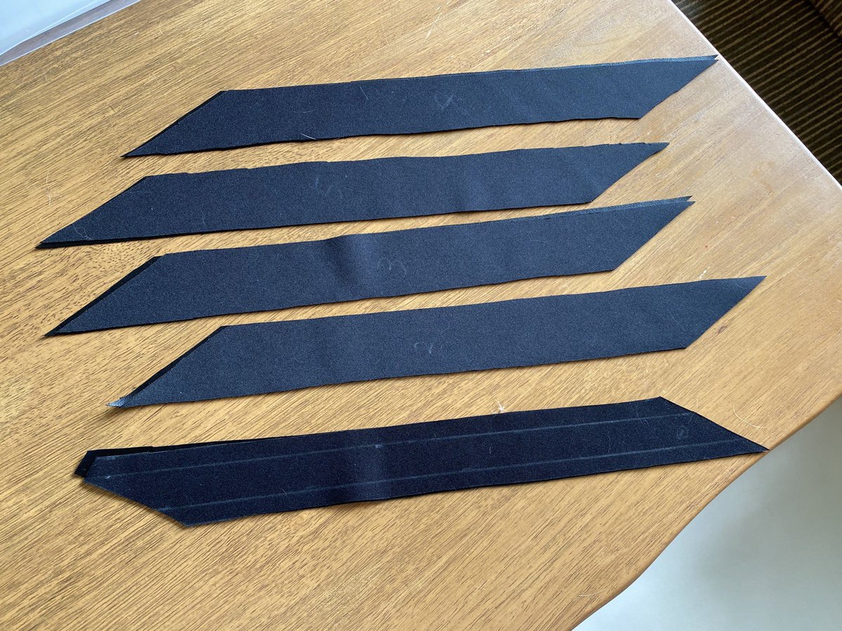 volde1231's tweet image. #たくさん作る撮影がしたい
#fairytaleCollection

制作過程
①製図
②型紙に沿ってパーツを切る

2枚目: 表布&amp;amp;裏地
3枚目: 脇
4枚目: 飾り