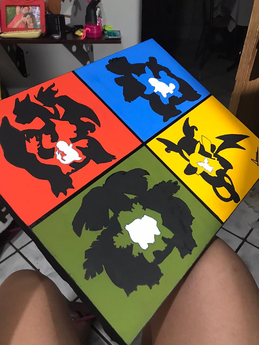 Herm3s_'s tweet photo. Falei pra minha irmã que seria legal ela fazer um quadro com os 4 iniciais do Pokémon, só o rostos, aí ela pesquisou uma imagens e fez isso pra mim, amanhã já vou dar um jeito de pendurar na parede https://t.co/L2RA0EebCB