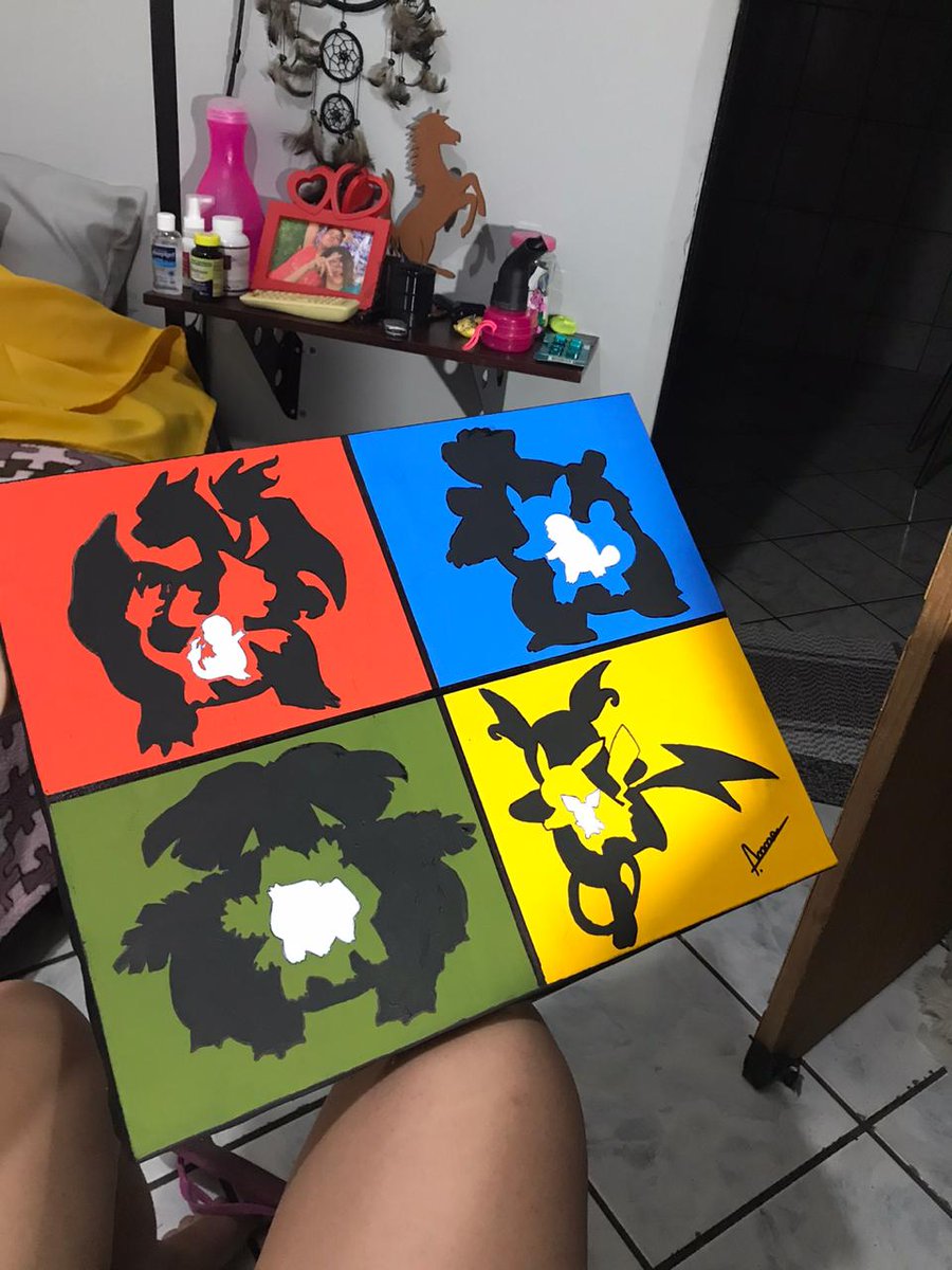 Herm3s_'s tweet photo. Falei pra minha irmã que seria legal ela fazer um quadro com os 4 iniciais do Pokémon, só o rostos, aí ela pesquisou uma imagens e fez isso pra mim, amanhã já vou dar um jeito de pendurar na parede https://t.co/L2RA0EebCB