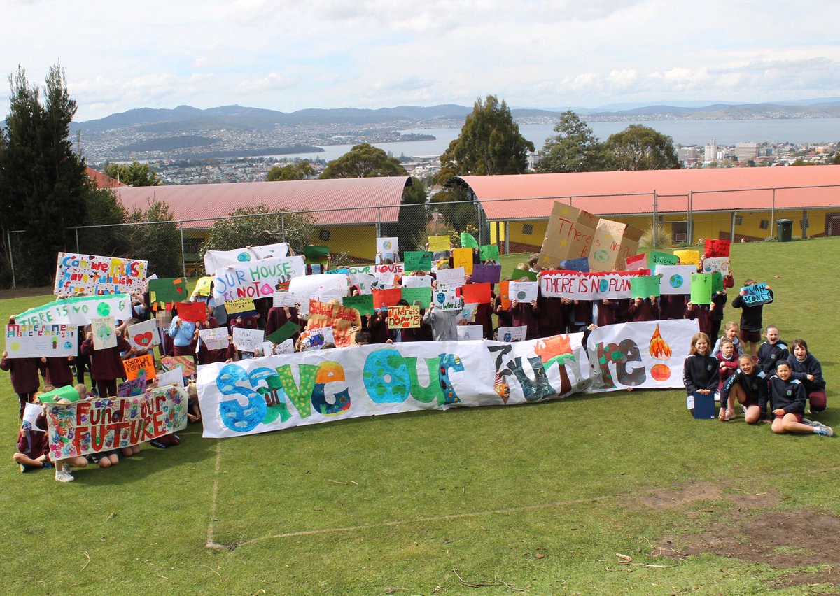 A beautiful action from Mount Stuart Primary School as part of today’s Global Day of Action on the climate emergency. Sending a powerful message to today’s leaders: “Save OurFuture”.
#BuildOurFuture #FundOurFutureNotGas #SS4C #nipaluna #climatestrike #fridaysforfuture