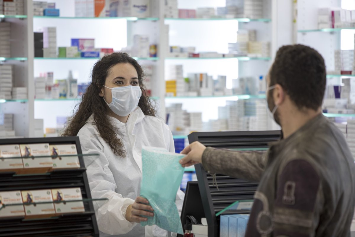 LaRochePosayInt's tweet photo. Today is #WorldPharmacistsDay!
 
La Roche-Posay would like show gratitude to all #pharmacists for your wonderful work and full dedication to #patients.
Thank you for everything you do daily, especially during these challenging times.
#LoveMyPharmacist #healthcareheroes https://t.co/o8KtDxI16S