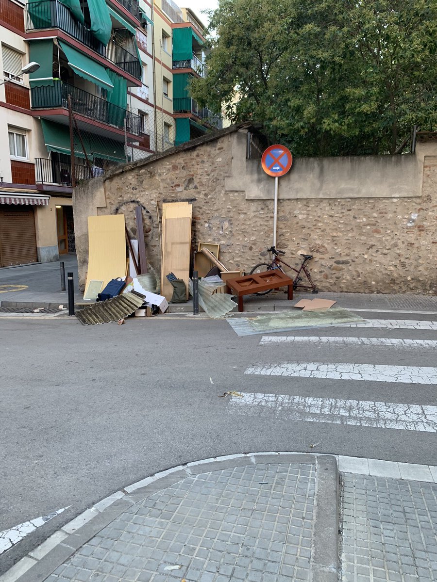 Assolellada's tweet photo. @Cerdanyola això porta dies al carrer sant daniel cantonada amb passatge maria lluïsa. Avui s’ho emportarà el vent https://t.co/AbONj6jK7S