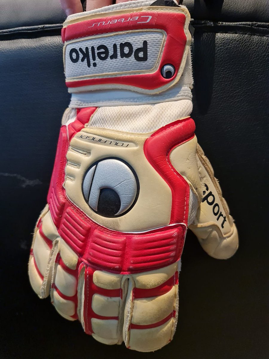 Ostatnia licytacja w tym tygodniu. Rękawica uwielbianego przez kibiców Siergieja Pareiko⚽️
Zwycięzca wpłaca pieniądze na konto <a href="/SociosWisla/">Socios Wisła Kraków</a> z dopiskiem „Darowizna na budowę pomnika Reymana”.
Kończymy dzisiaj o 22:00. Licytujecie pod tym tweetem. 
Powodzenia 😀