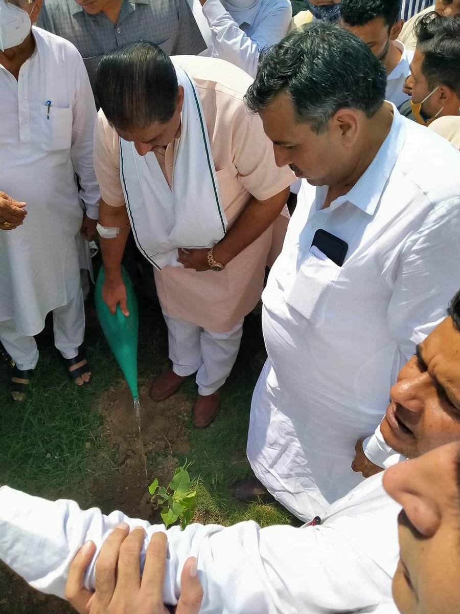 Shankey_Tyagi_'s tweet photo. राष्ट्रीय अध्यक्ष जननायक जनता पार्टी डॉक्टर @DrAjaySChautala जी जिला जींद में त्रिवेणी का #पौधा_रोपण करते हुए व #रक्त_दान करते हुए...! https://t.co/z9A30PHV0x