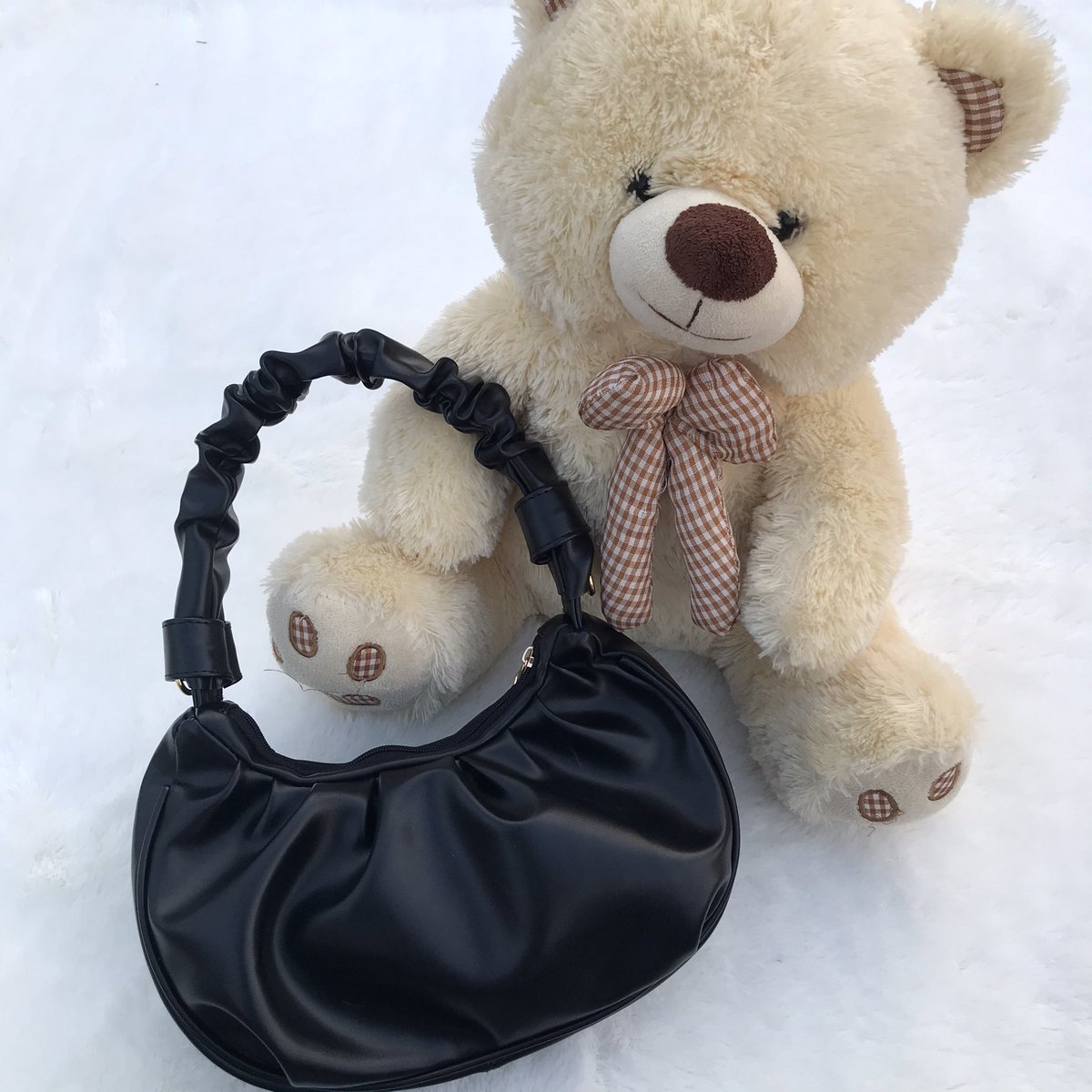 QueenbeeAc's tweet photo. SHOULDER BAG 🦋✨ 

FIORE BAG BLACK🤍 

Material : PREMIUM SYNTHETIC LEATHER 
Size : 31 x 21 x 8 cm 
GIVE 2 STRAP (SHORT &amp; LONG) 
IDR : 90.000 (book via twitter) 

NO HIT &amp; RUN🙏🏻 https://t.co/fhI3a16yLW