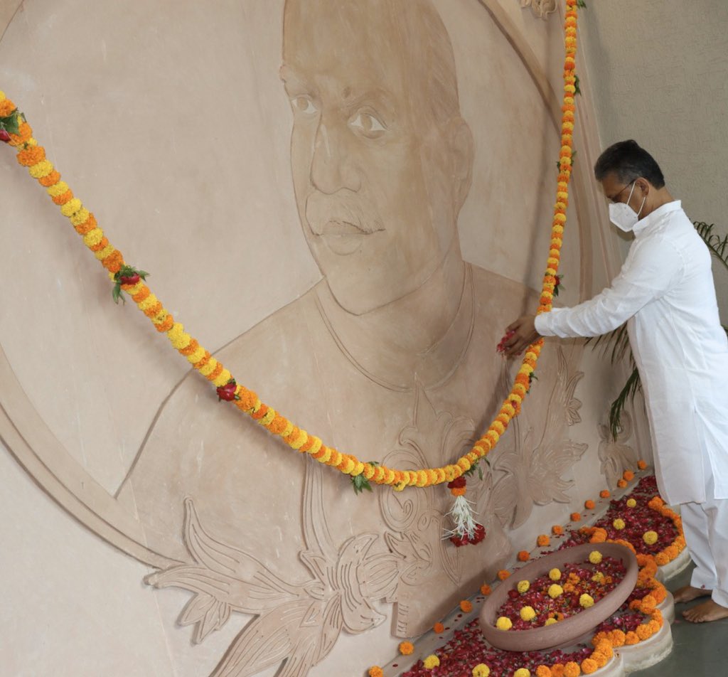 bhikhubhaidbjp's tweet photo. प्रदेश कार्यालय-कमलम में 
पंडित दिनदयील उपाध्याय जी की जन्मजयंति निमित्त
 पुष्पांजलि- श्रध्धा सुमन अर्पण 🙏🏻 https://t.co/yEppFvXHPH