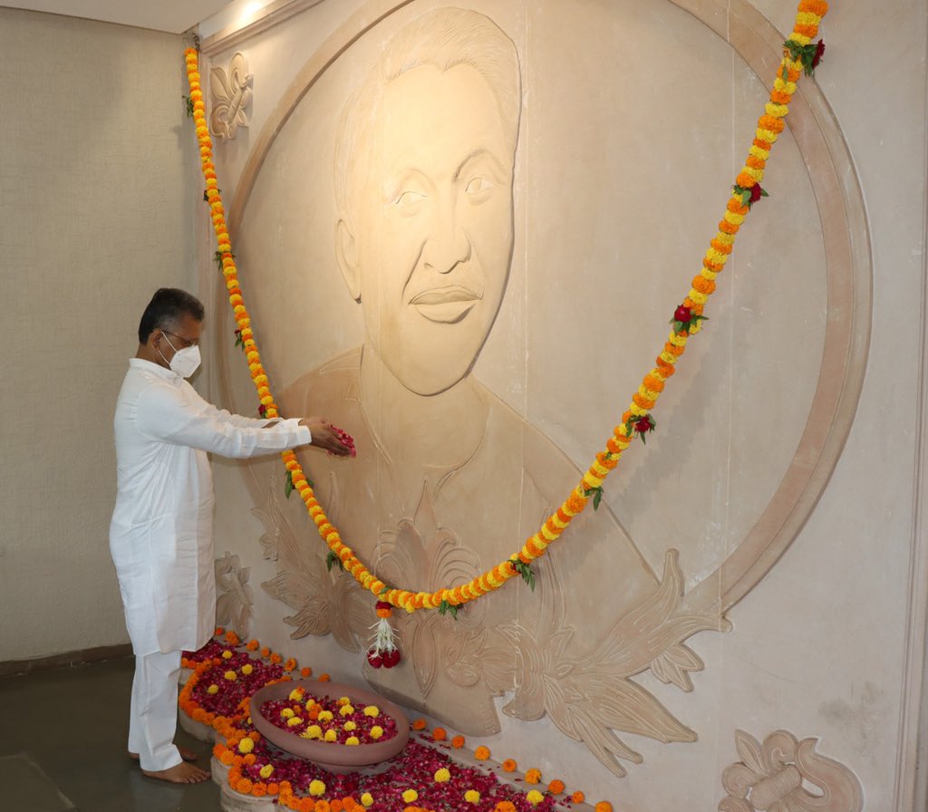 bhikhubhaidbjp's tweet photo. प्रदेश कार्यालय-कमलम में 
पंडित दिनदयील उपाध्याय जी की जन्मजयंति निमित्त
 पुष्पांजलि- श्रध्धा सुमन अर्पण 🙏🏻 https://t.co/yEppFvXHPH