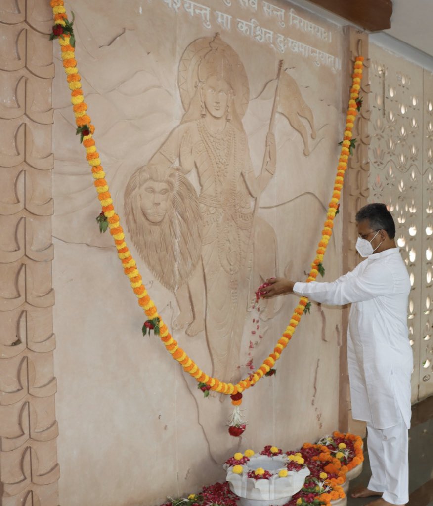 bhikhubhaidbjp's tweet photo. प्रदेश कार्यालय-कमलम में 
पंडित दिनदयील उपाध्याय जी की जन्मजयंति निमित्त
 पुष्पांजलि- श्रध्धा सुमन अर्पण 🙏🏻 https://t.co/yEppFvXHPH