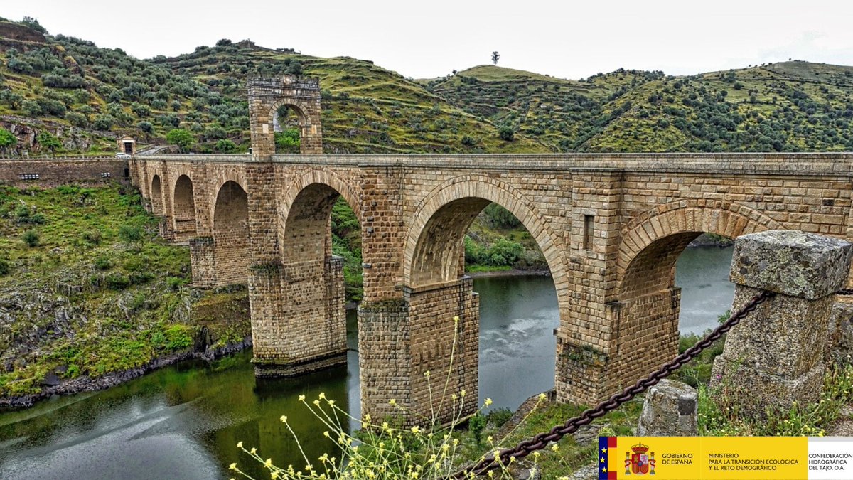 📜💧 ¿Sabías que el puente de #Alcántara se construyó entre los años 104 y 106 bajo el mandato del emperador Trajano? 

🌉 Con una altura de 57 metros y una longitud de 194 fue obra del ingeniero Cayo Julio Lácer 👇
