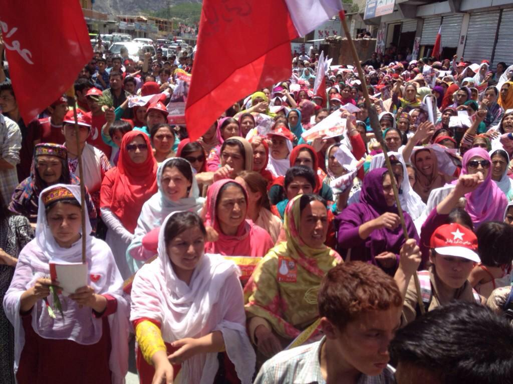 In May 2015, Baba Jan announced to contest elections from behind bars for the GB Legislative Assembly in Hunza from  @AWPGB's platform. In the coming weeks, historic scenes were witnessed in Hunza, with 1000s of supporters spilling out into the streets w/ red flags  #FreeBabaJan