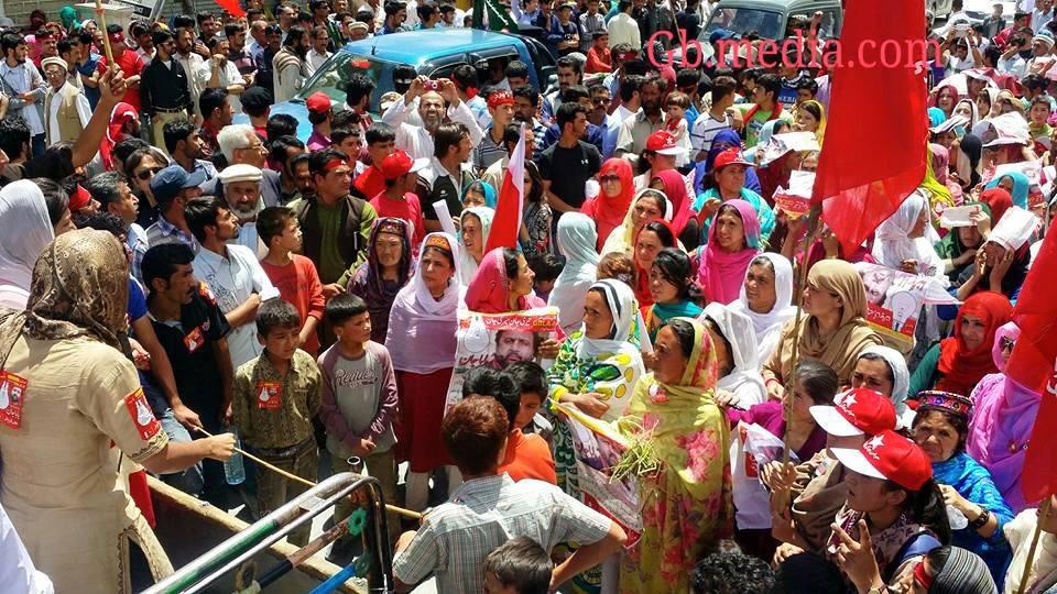 In May 2015, Baba Jan announced to contest elections from behind bars for the GB Legislative Assembly in Hunza from  @AWPGB's platform. In the coming weeks, historic scenes were witnessed in Hunza, with 1000s of supporters spilling out into the streets w/ red flags  #FreeBabaJan