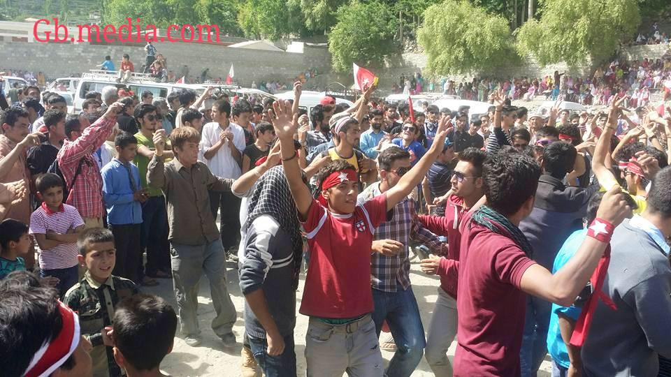 In May 2015, Baba Jan announced to contest elections from behind bars for the GB Legislative Assembly in Hunza from  @AWPGB's platform. In the coming weeks, historic scenes were witnessed in Hunza, with 1000s of supporters spilling out into the streets w/ red flags  #FreeBabaJan