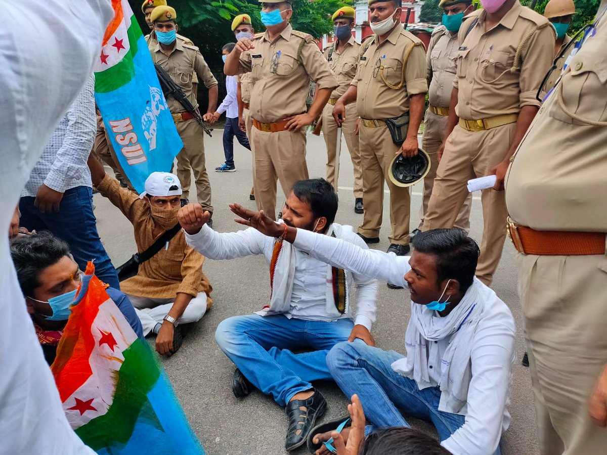 छात्रसंघ से बालशन पर बैठे किसानों को समर्थन देने जा रहे एनएसयूआई प्रदेश अध्यक्ष सहित सैकडो एनएसयूआई के कार्यकर्ताओ को जबरन  पुलिस ने किया गिरफ्तार।
#किसान_बचाओ_देश_बचाओ 
#भारत_बंद