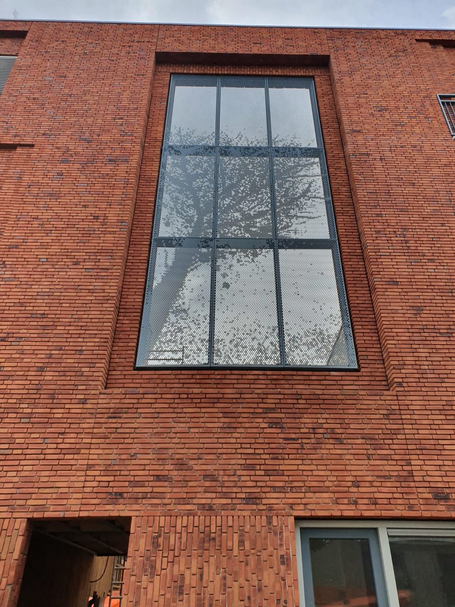 Een impressie van het mooie nieuwbouwproject Stoer in Haarlem 😄. Het bijzondere aan dit geperforeerde paneel is dat het ontwerp van de lokale school komt. Onlangs hadden ze een prijsvraag en het winnend ontwerp is gerealiseerd in een Art-Punch gevelpaneel!
