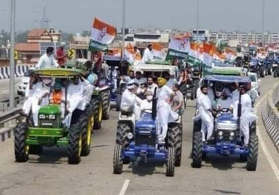 OfficialSulo's tweet photo. शोरूमों से निकाले गए बिना नम्बरों के चमकते ट्रैक्टर, सफ़ेद कुर्ते पाजामे, सोने की चेन और हाथों में पोलिटिकल पार्टी का झंडा लिए ये किस देश के किसान हैं 

क्यों हमारे देश में तो 70 साल से किसानो का शोषण ही हुआ है, अन्न देने वाले अन्नदाता को चुनाव जीतने का जरिया बना दिया https://t.co/f40R4h4xji