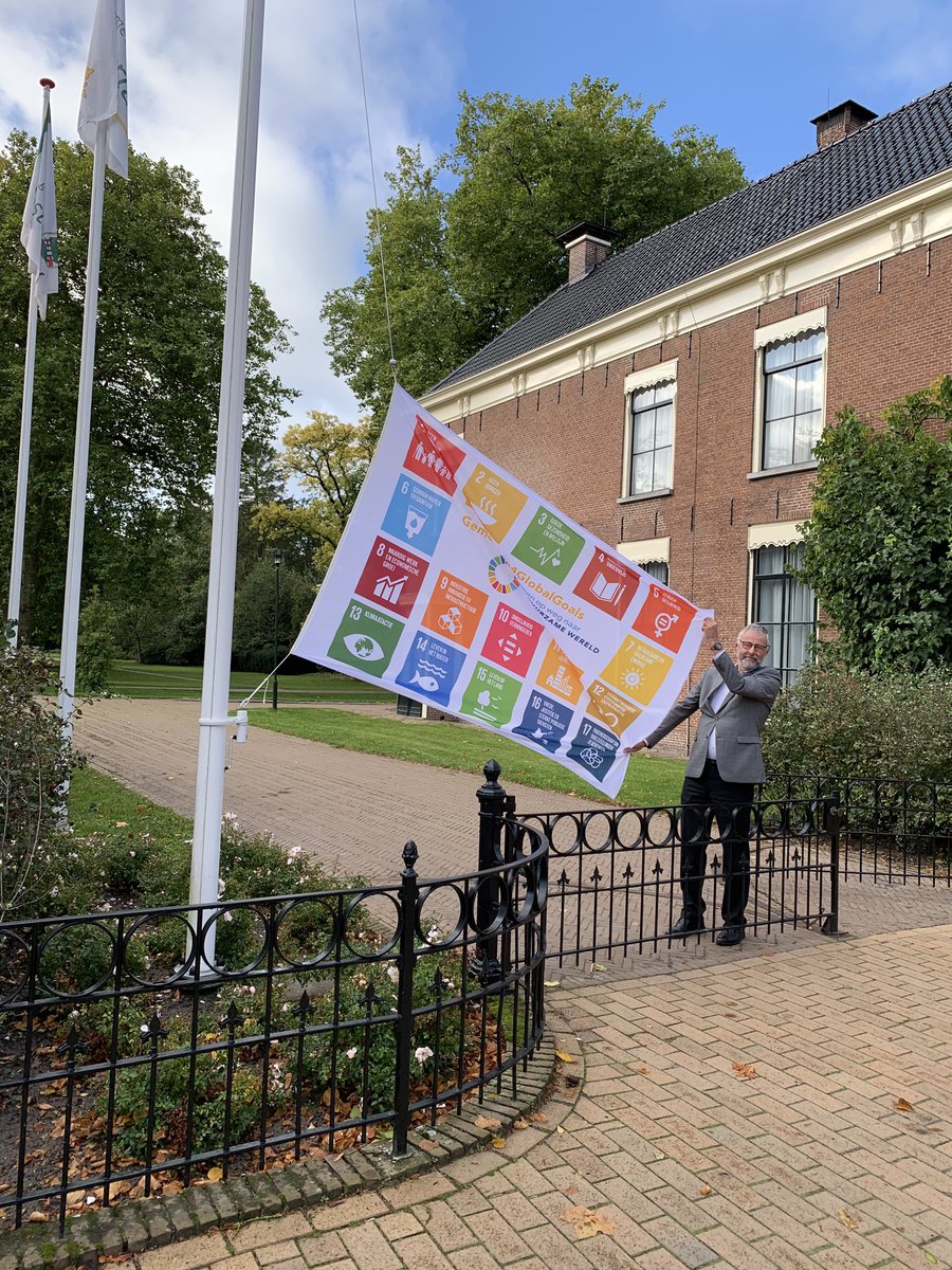 Ook ⁦@Opsterland⁩ heeft vanmorgen de SDG vlag gehesen om aandacht te vragen voor de Duurzame Ontwikkelingsdoelen van de VN. Zeventien doelen om van de wereld in 2030 een betere plek te maken. Hopelijk sluiten steeds meer gemeenten aan! #samenvoordeSDGs #togetherfortheSDGs