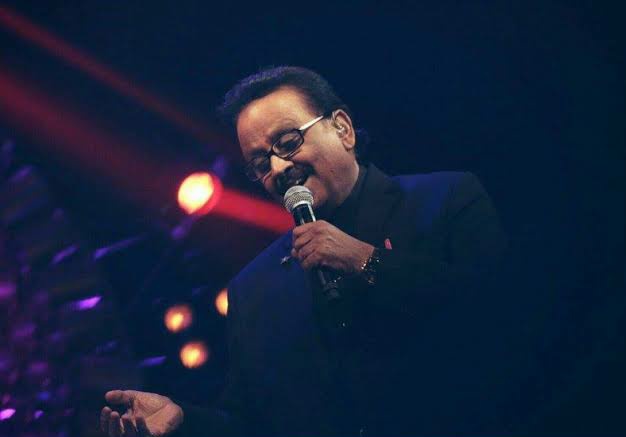 Mannin meedhu manidhanukkaasai Manidhan meedhu mannukkaasai Mann dhaan kadaisiyil jeikiradhu Idhai manam dhaan unara marukkiradhu... Your songs will live on forever. Rest in peace Legend! #RIPSPB