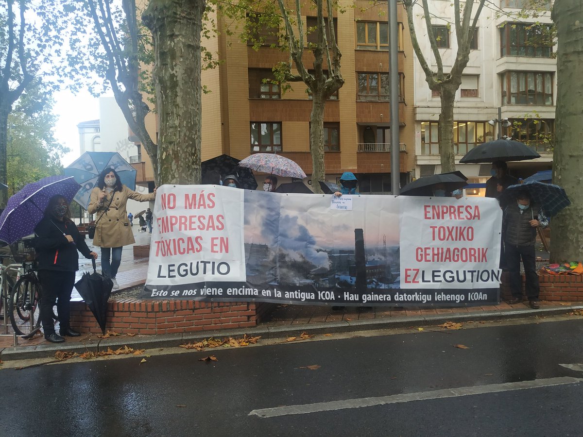 PodemosAraba's tweet photo. 📣Acompañando a los y las vecinas de #Goiain denunciando frente a las @jjggalava la posible llegada a Legutio de la empresa contaminante #Sader,@Elkarrekin_Arab ha solicitado la comparecencia de los responsables de medio ambiente y desarrollo económico.Os lo contamos enseguida https://t.co/02qV16yLsf