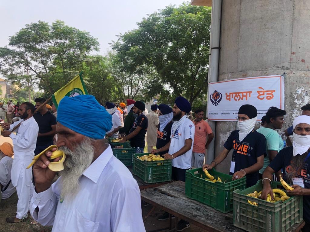 Our @khalsaaid_india team and volunteers serving Langar to the protesting farmers in : Mansa,Jalandhar,NABHA,Barnala & Shambu ! 🙏🏻🙏🏻👏🏼👏🏼