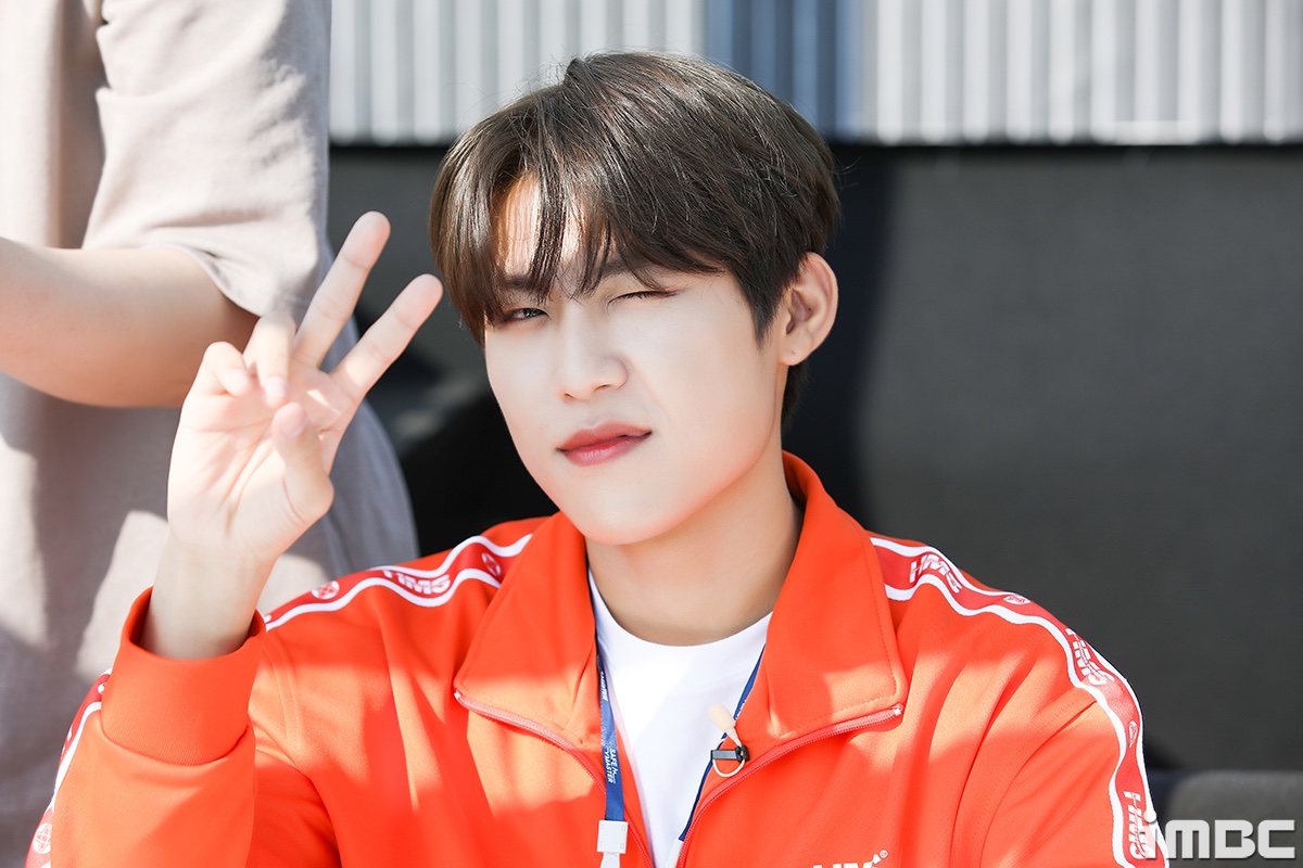 aloha6__6's tweet photo. [단독포토] '아이대' AB6IX 전웅-박우진, 눈부신김에 윙크하는 여유 (출처 : MBC연예 | 네이버 TV연예) https://t.co/enJV5mvzAz https://t.co/oLhYBGDrI4