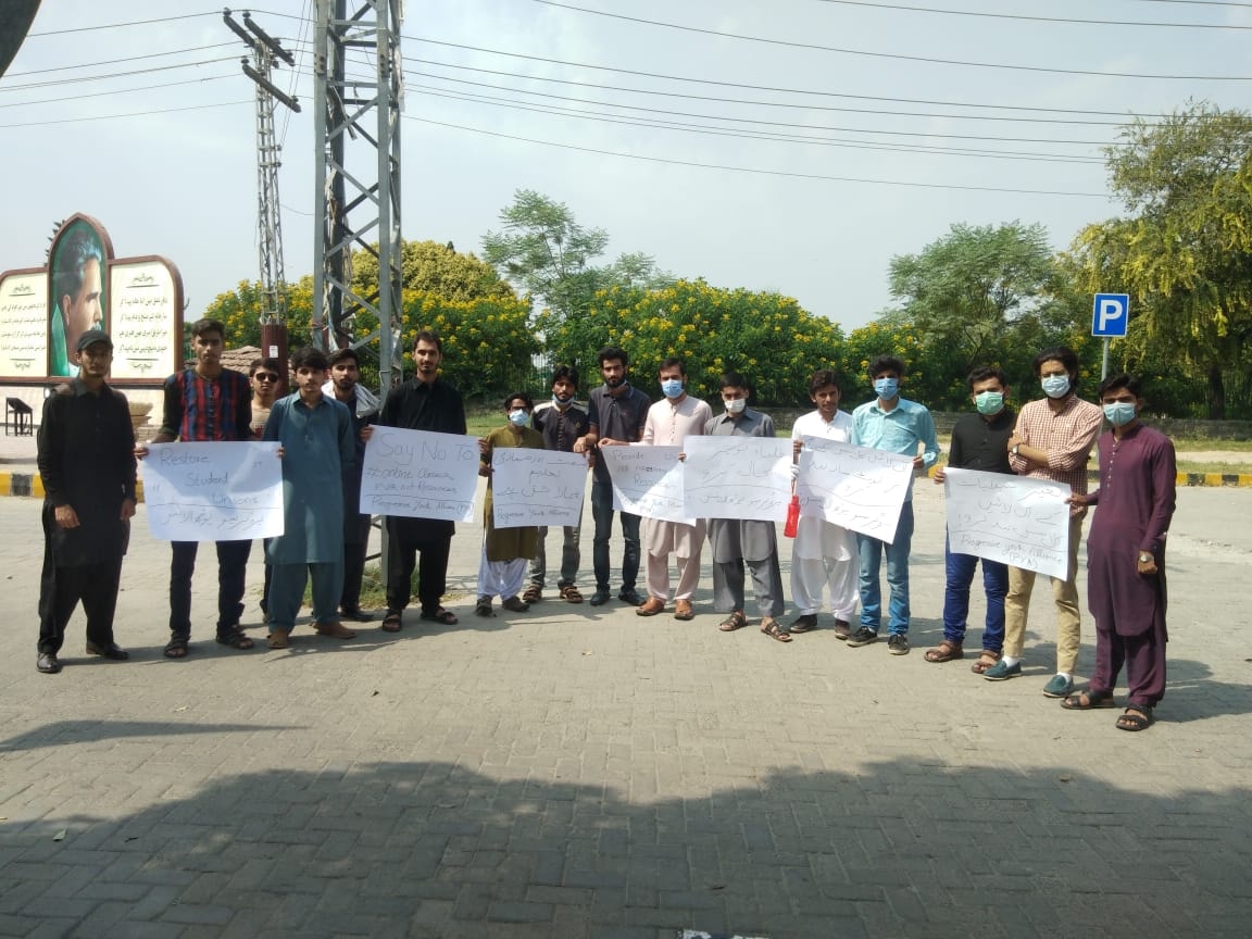 PYA1917's tweet photo. #Rawalpindi
Students of ARID university protested against online classes and fee collection in ARID university, Rawalpindi.
Comrades from PYA participated in the protest.
#FeeMustEnd
#NoOnlineClassesWithoutResources #RestoreStudentUnions https://t.co/akoCksKED2
