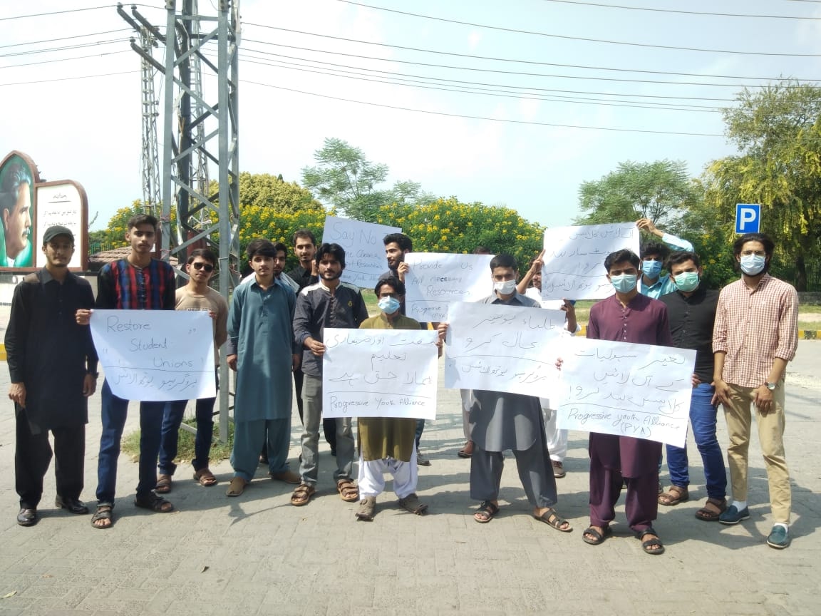 PYA1917's tweet photo. #Rawalpindi
Students of ARID university protested against online classes and fee collection in ARID university, Rawalpindi.
Comrades from PYA participated in the protest.
#FeeMustEnd
#NoOnlineClassesWithoutResources #RestoreStudentUnions https://t.co/akoCksKED2