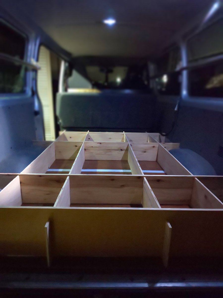 車泊fisherman 仕事用のハイエースを自作で色々作ってみました 先ずはセカンドシートバックパネル コンパネ12 でガッチリ 続いて 組立式ベッドキット 畳が到着すると座敷になります ハイエース 自作アレンジ 車内空間 仕事用にも遊び心
