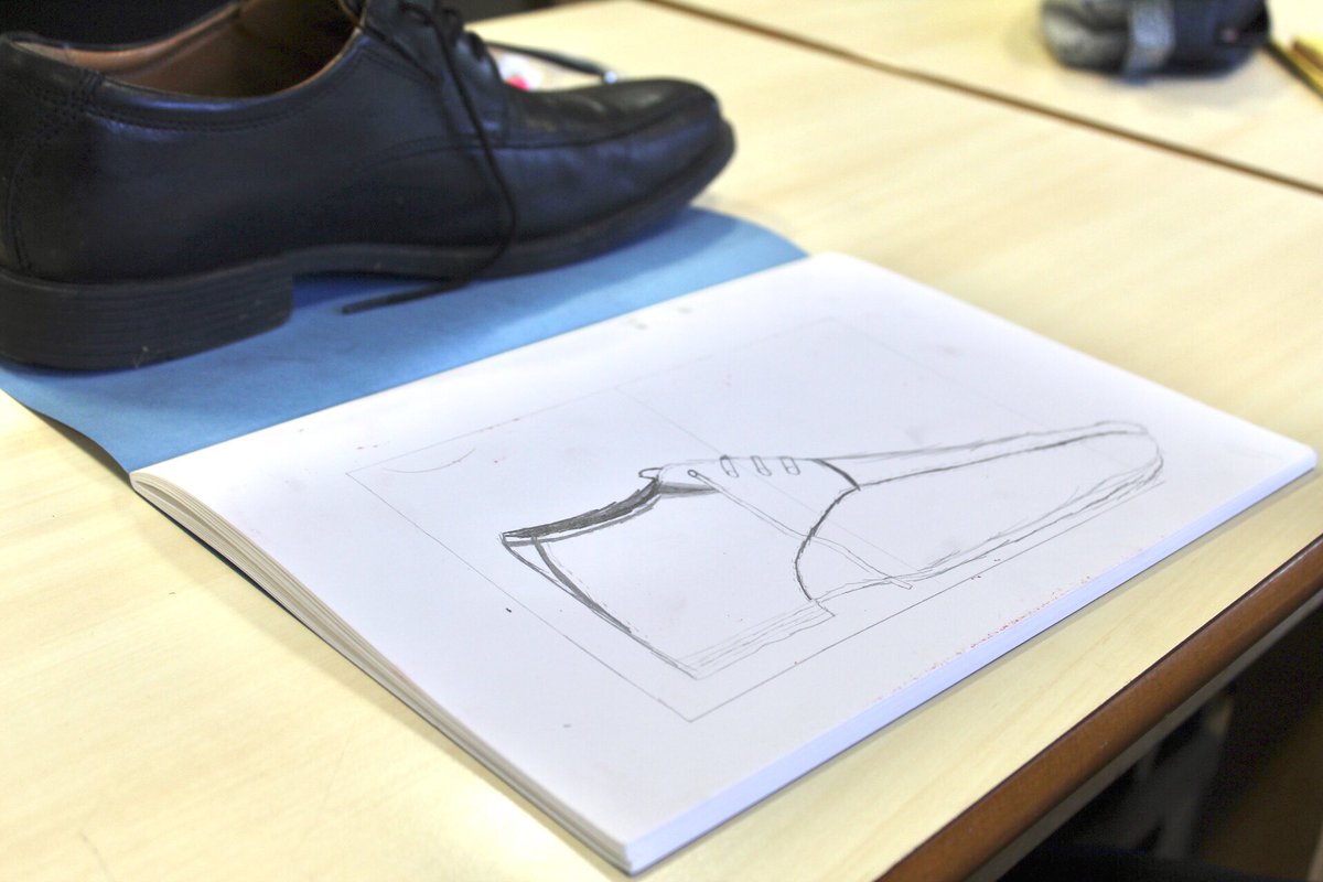Some great tonal shoe drawings going on in Mr.Bertram’s class today ✍️ 

Tags: #tonaldrawing #stilllife #art #artist #student #studentart #uffculmeschool #uffculme #devon #gcseart #sketch #sketching #nike #shoes #shoe