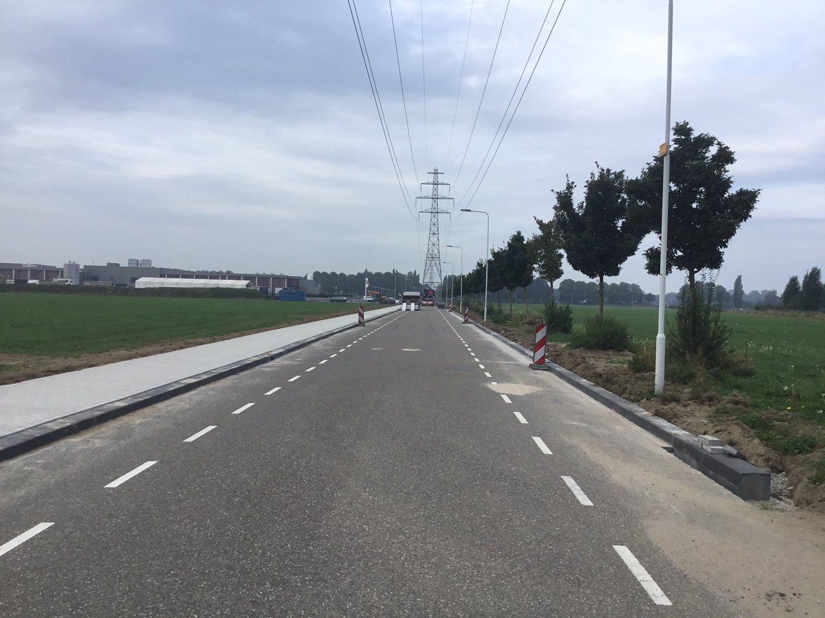 Door de grote toename aan bedrijven, wordt er ook meer gewandeld op A18 Bedrijvenpark. Veiligheid gaat voor alles, dus worden momenteel alle trottoirs aangelegd. Op de foto aan de Xenonstraat.