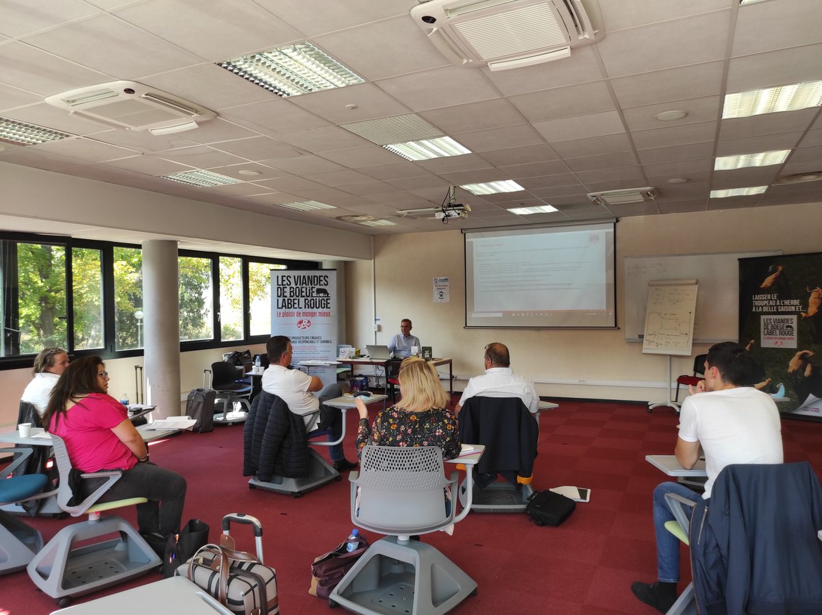 InterbevAuRA's tweet image. En régions nous soutenons la campagne #viandeboeuflabelrouge de #Interbev &amp;amp; des fédérations par des formations de terrain pour les ambassadeurs qui visitent les #boucheries &amp;amp; magasins pour développer l'offre #labelrouge...un enjeu collectif ! Ex à Amplepuis (69) #charolais 🌿🥩🐮