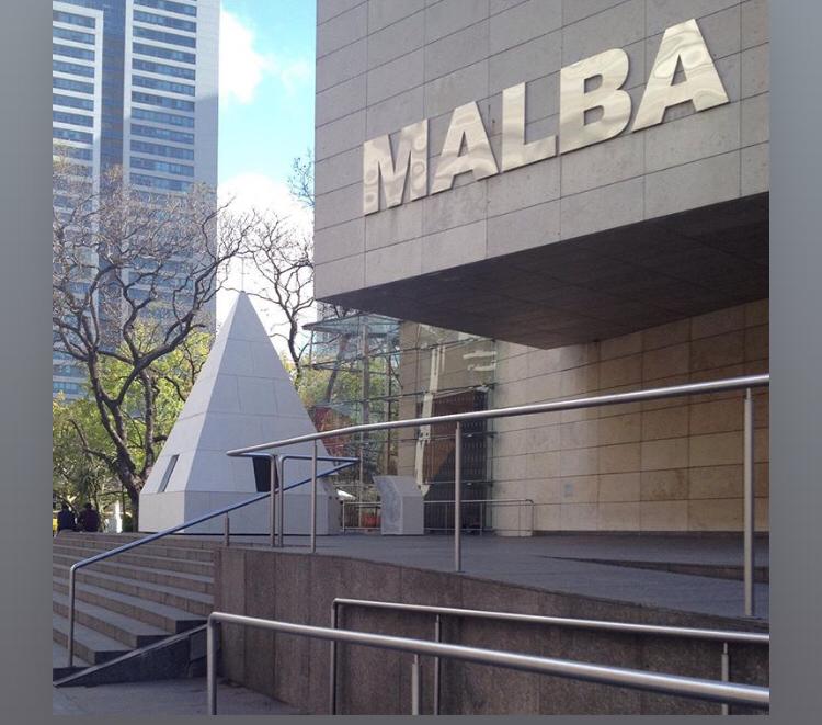 CaroKoss's tweet photo. Hace 5 años al Obelisco le sacaron la punta y la expusieron en el MALBA. ¿Quién se acuerda? #Intervencion #Malba #ILoveBA https://t.co/syxvCLtfXl