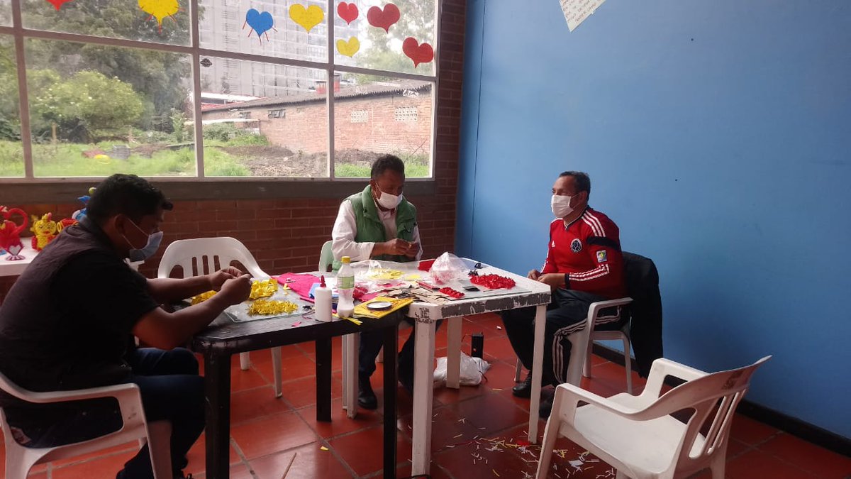 SLISEngativa's tweet photo. Desde el Centro de atención 'Comunidad de Vida el Camino', 👉las y los ciudadanos habitantes de calle reciben talleres de manualidades y asistencia profesional de  #ÁngelesDeLaCalle, 🤝potenciando habilidades , las cuales ayudan a su desarrollo personal 👊 #MásTerritorio https://t.co/64Ll3Km4nd