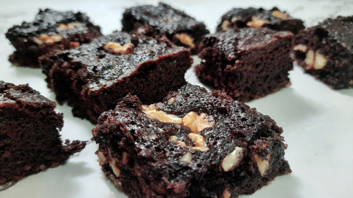 AmmyzR's tweet photo. Walnut Brownie Recipe 😋😋☺

For recipe click the link given below:
https://t.co/xr9d2wE2Ez

#brownie #chocolate #YouTuber #youtubeIndia #photographystyling #browniecake #withoutoven #homeMade #delicious #photography #homechef #tasty #cakes https://t.co/8CyWoA0YEj
