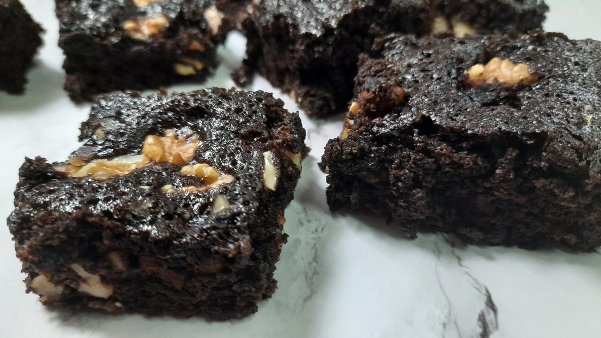 AmmyzR's tweet photo. Walnut Brownie Recipe 😋😋☺

For recipe click the link given below:
https://t.co/xr9d2wE2Ez

#brownie #chocolate #YouTuber #youtubeIndia #photographystyling #browniecake #withoutoven #homeMade #delicious #photography #homechef #tasty #cakes https://t.co/8CyWoA0YEj