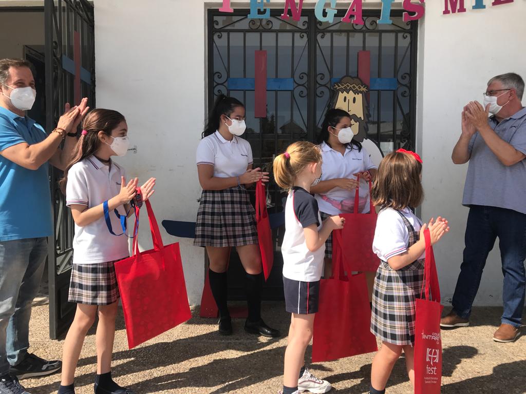 trinitariosCO's tweet photo. Hoy hemos entregado los premios del concurso de dibujo ¿QUÉ ES PARA TI LA TRINIDAD? celebrado durante el confinamiento en @trinitariosCO @centrosFEST 
¡¡Enhorabuena a las ganadoras!! 
#somosfest #felicescontigo #notengaismiedo https://t.co/NEhFik2xyt