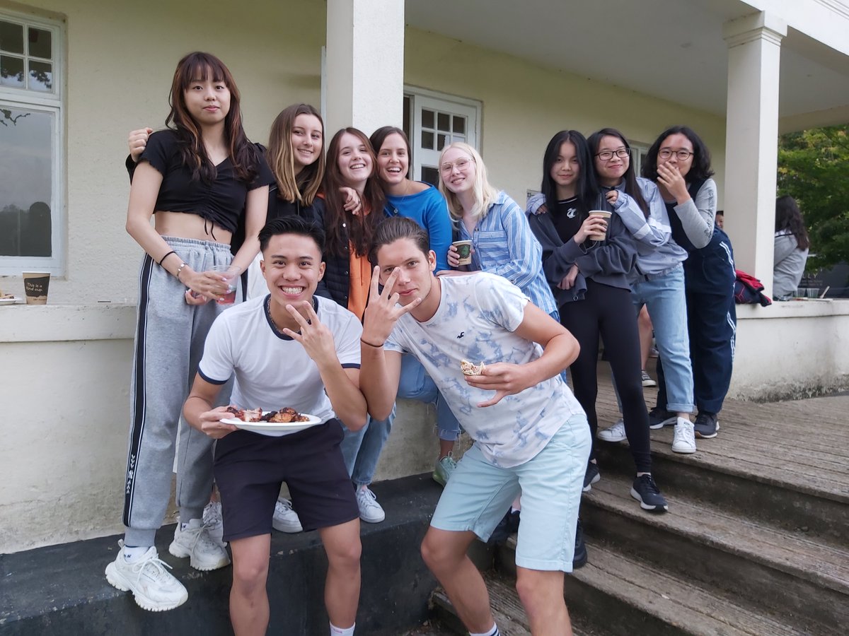 Mount_Kelly's tweet photo. The International Society held a welcome #BBQ with around 40 pupils enjoying typical British fare in some of the last of the summer weather. It was a wonderful opportunity to get to know other members of the society #intsoc https://t.co/rvU9kkyJqz
