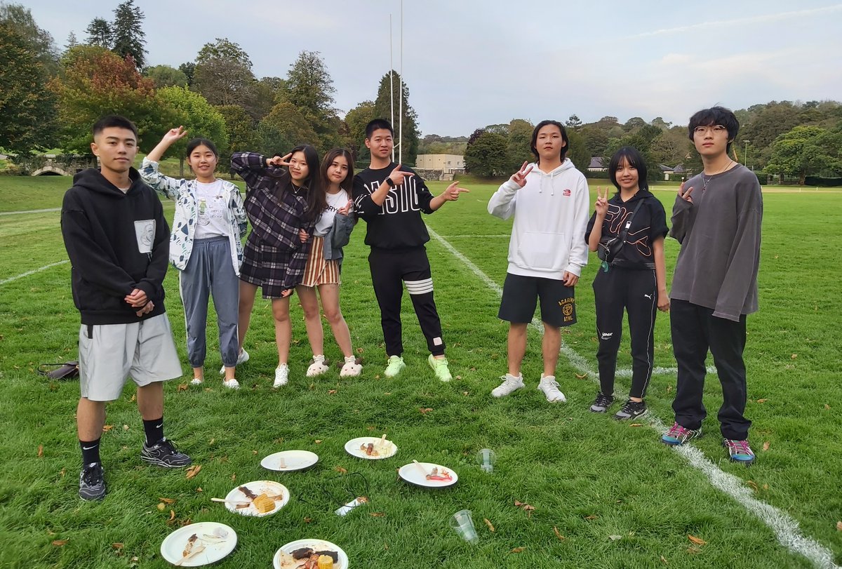 Mount_Kelly's tweet photo. The International Society held a welcome #BBQ with around 40 pupils enjoying typical British fare in some of the last of the summer weather. It was a wonderful opportunity to get to know other members of the society #intsoc https://t.co/rvU9kkyJqz