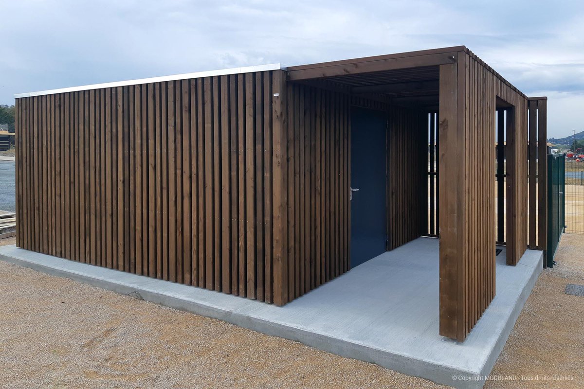 ModulandFrance's tweet photo. [Réalisation] #Local #technique #bois sécurisé pour un complexe sportif en région lyonnaise. Parfaite harmonie entre le bardage ajouré, autoclavé marron, et le bloc-porte métallique gris anthracite de chez #Doortal. Bravo aux équipes #idverde pour le montage ! https://t.co/W4hPlr4D5L