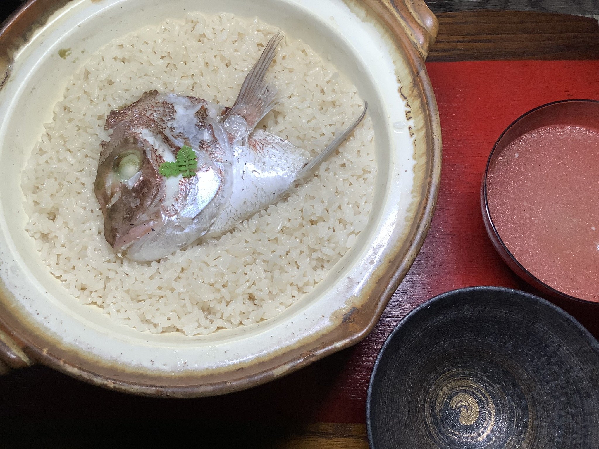 大刀 ザ ヒュージザンバー 鯛めし 米 2合 水 400cc 酒 大さじ1 醤油 大さじ1 鯛のアラ 0g 鯛のアラ には塩 分量外 を振って30分 水を出しておく 熱湯をアラにかけて水で軽く洗ったら 砥いだ米と一緒に土鍋に入れ中火 沸騰して来たら蓋をして弱火