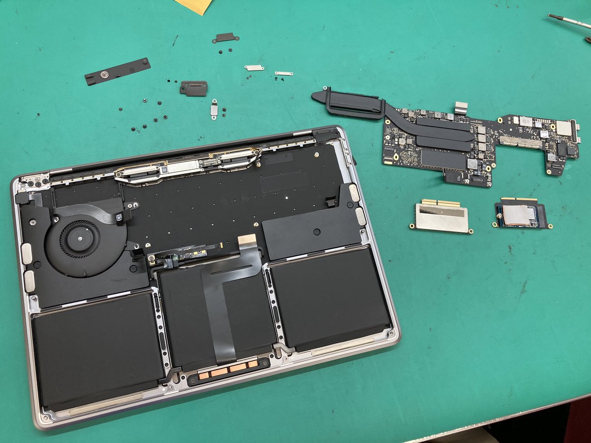 MaclabM's tweet image. こちらはMacBookProタッチバー無しの2016モデルものをSSDを交換していきます。こちらのモデルはSSD交換作業にかなりの難易度が要ります。MacLabではこちらの作業が可能でございます。右側⇨にあるシルバーのものがSSDになります、3枚目の写真、黒いSSDに交換していきます #MacLab #MacBookPro #iMac