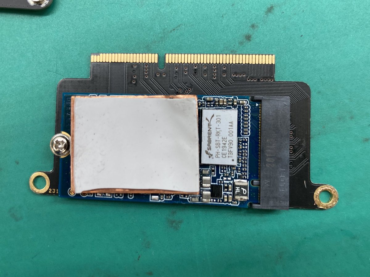 MaclabM's tweet image. こちらはMacBookProタッチバー無しの2016モデルものをSSDを交換していきます。こちらのモデルはSSD交換作業にかなりの難易度が要ります。MacLabではこちらの作業が可能でございます。右側⇨にあるシルバーのものがSSDになります、3枚目の写真、黒いSSDに交換していきます #MacLab #MacBookPro #iMac